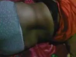 एक आदमी बिस्तर पर एक ...