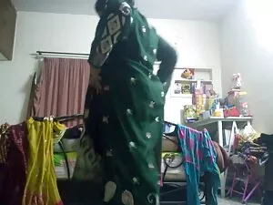 दो लड़कियों के साथ ए ...