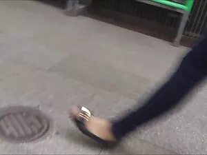 उसकी जीभ पर थोड़ा फू ...