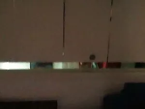 पतला बेटी फर्श पर उस ...
